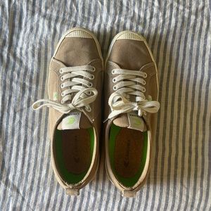 Cariuma Sand Contrast Thread Sneakers W11 /M9.5
